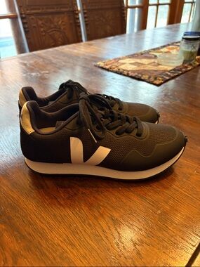 Women’s Veja Black SDU size 8 NWOB
